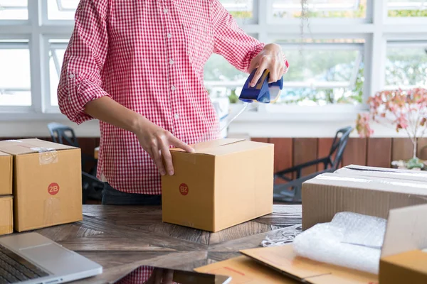 İş yerinde karton kutu paketleyen küçük bir işletme sahibi başlat