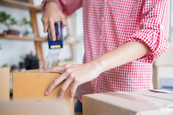 İş yerinde karton kutu paketleyen küçük bir işletme sahibi başlat