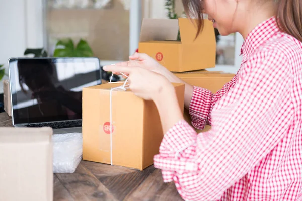 İş yerinde karton kutu paketleyen küçük bir işletme sahibi başlat