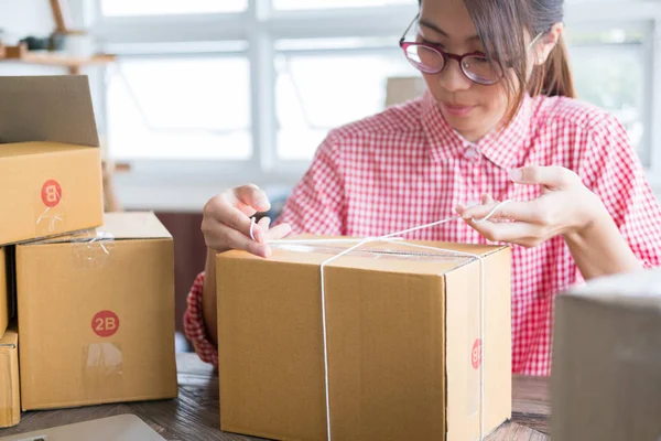 Poner en marcha el propietario de la pequeña empresa embalaje caja de cartón en el lugar de trabajo — Foto de Stock