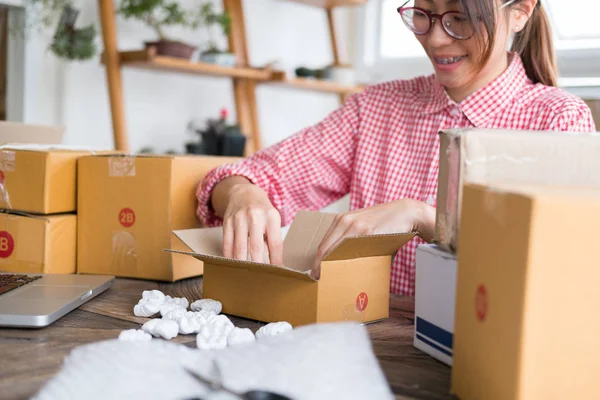 İş yerinde karton kutu paketleyen küçük bir işletme sahibi başlat