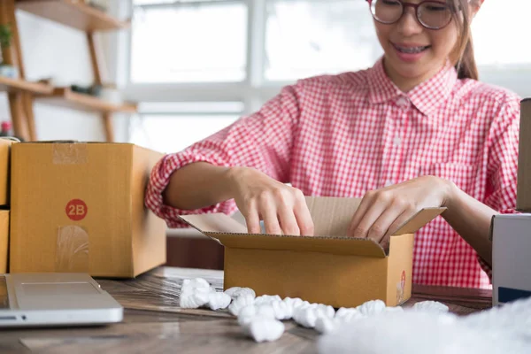 İş yerinde karton kutu paketleyen küçük bir işletme sahibi başlat
