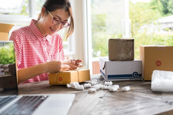 İş yerinde karton kutu paketleyen küçük bir işletme sahibi başlat