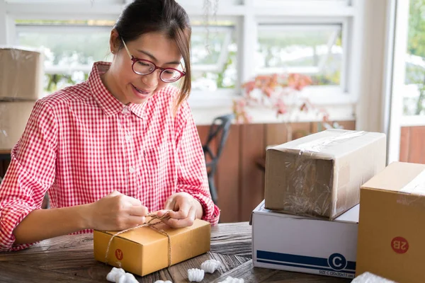 İş yerinde karton kutu paketleyen küçük bir işletme sahibi başlat