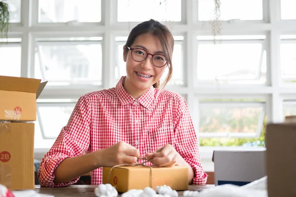 İş yerinde karton kutu paketleyen küçük bir işletme sahibi başlat