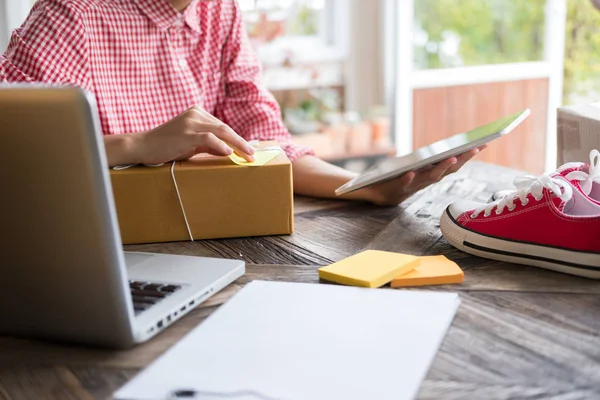 küçük işletme sahibi workplac ürün sipariş denetimi başlatmak