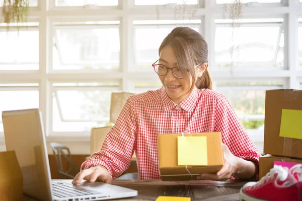 İş yerinde karton kutu paketleyen küçük bir işletme sahibi başlat