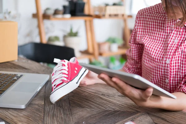 küçük işletme sahibi dijital tablet ile çalışma çalışma başlatmak