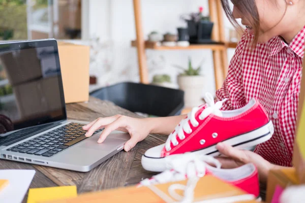 küçük işletme sahibi olan bilgisayar işyerinde çalışma başlatmak