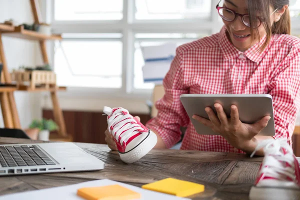 küçük işletme sahibi dijital tablet ile çalışma çalışma başlatmak