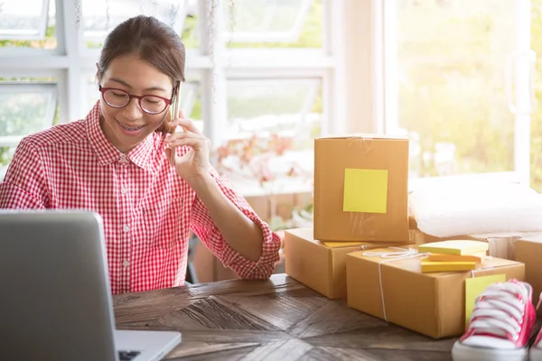 küçük işletme sahibi üzerinde mobil ph müşteriyle konuşurken başlatmak