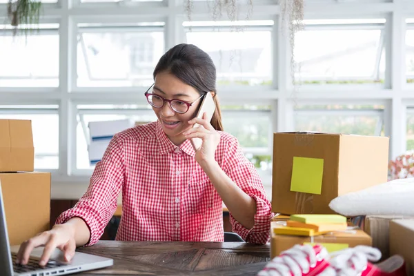 küçük işletme sahibi üzerinde mobil ph müşteriyle konuşurken başlatmak