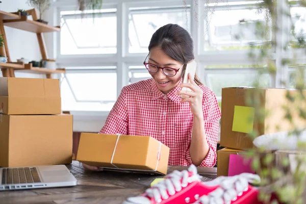 küçük işletme sahibi custome müşteriyle konuşma başlatmak