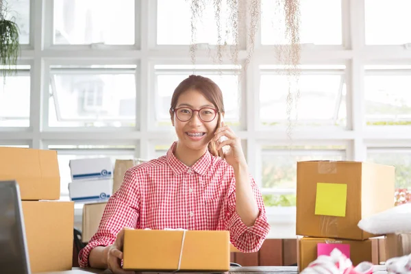 küçük işletme sahibi üzerinde mobil ph müşteriyle konuşurken başlatmak