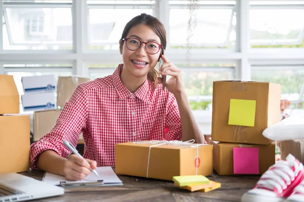 küçük işletme sahibi üzerinde mobil ph müşteriyle konuşurken başlatmak