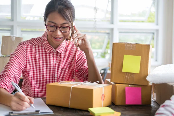 küçük işletme sahibi üzerinde mobil ph müşteriyle konuşurken başlatmak