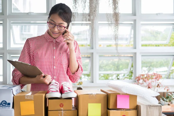 küçük işletme sahibi üzerinde mobil ph müşteriyle konuşurken başlatmak