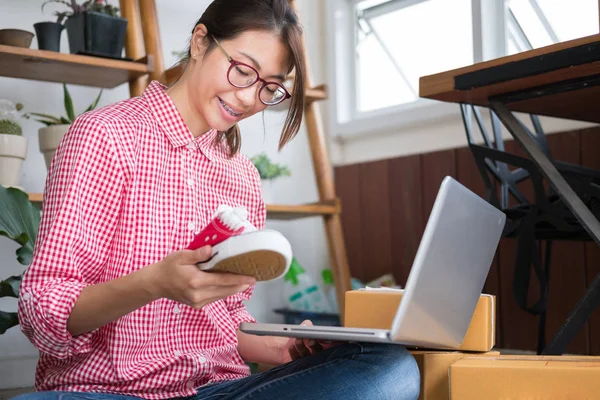 küçük işletme sahibi olan bilgisayar işyerinde çalışma başlatmak