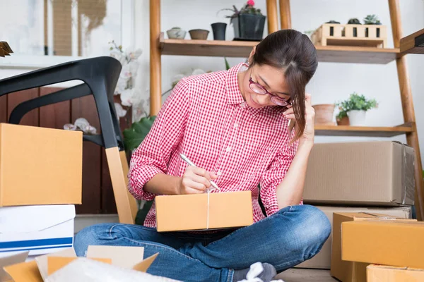 küçük işletme sahibi üzerinde mobil ph müşteriyle konuşurken başlatmak