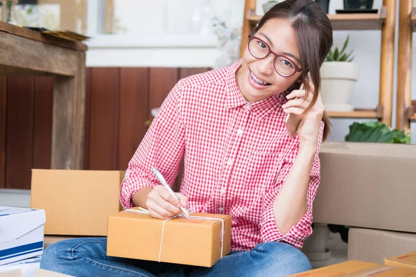 küçük işletme sahibi üzerinde mobil ph müşteriyle konuşurken başlatmak