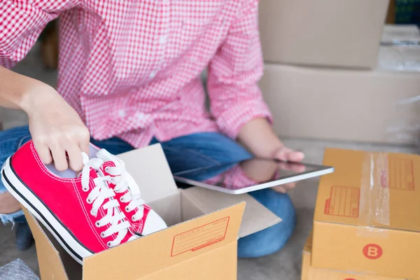 küçük işletme sahibi workpl at kutusundaki ayakkabı ambalaj başlatmak