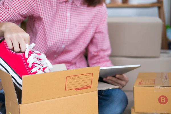 küçük işletme sahibi workpl at kutusundaki ayakkabı ambalaj başlatmak