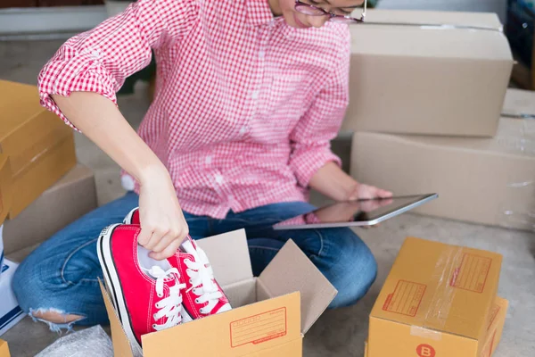 küçük işletme sahibi workpl at kutusundaki ayakkabı ambalaj başlatmak