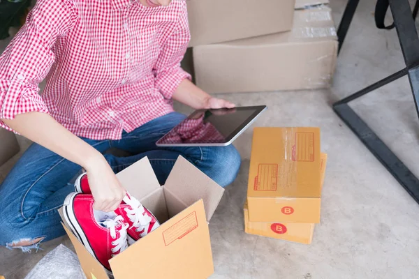 küçük işletme sahibi workpl at kutusundaki ayakkabı ambalaj başlatmak