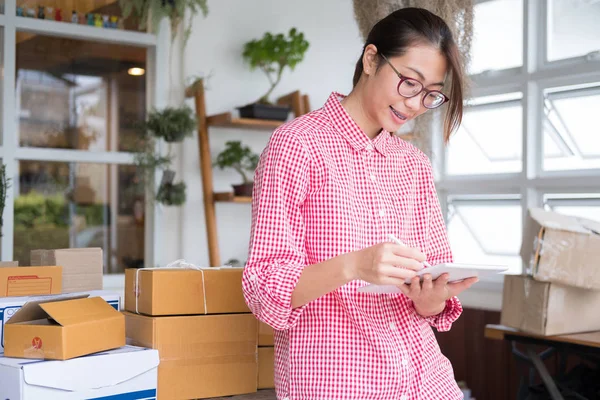 küçük işletme sahibi dijital tablet ile çalışma çalışma başlatmak