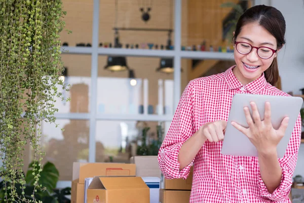 küçük işletme sahibi dijital tablet ile çalışma çalışma başlatmak