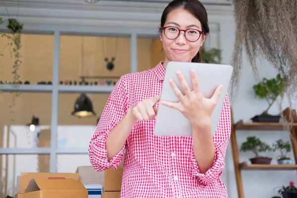 küçük işletme sahibi dijital tablet ile çalışma çalışma başlatmak