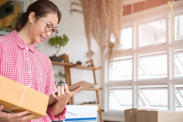 Poner en marcha propietario de una pequeña empresa que trabaja con tableta digital en wor — Foto de Stock