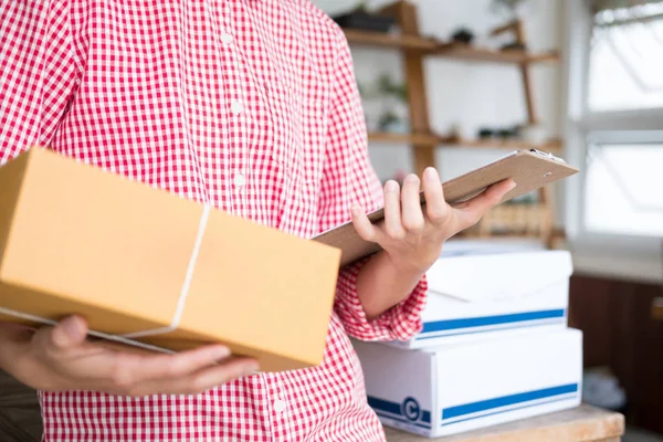 küçük işletme sahibi dijital tablet ile çalışma çalışma başlatmak