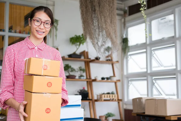 parsel kutusu işyerinde tutan küçük işletme sahibi başlatmak. f