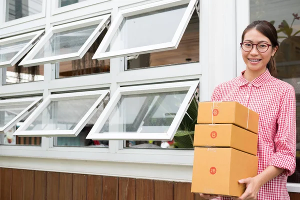 parsel kutusu işyerinde tutan küçük işletme sahibi başlatmak. f