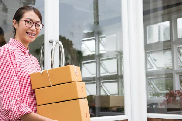 parsel kutusu işyerinde tutan küçük işletme sahibi başlatmak. f