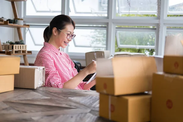 küçük işletme sahibi dijital tablet ile çalışma çalışma başlatmak