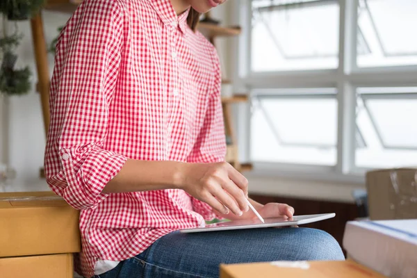 küçük işletme sahibi dijital tablet ile çalışma çalışma başlatmak