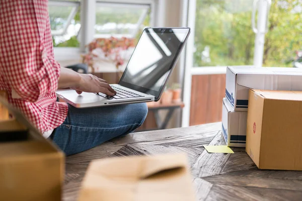 küçük işletme sahibi olan bilgisayar işyerinde çalışma başlatmak