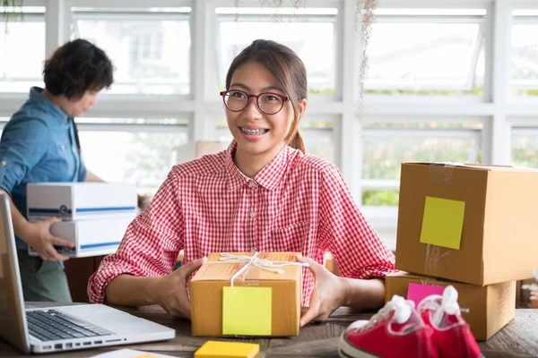 İş yerinde karton kutu paketleyen küçük bir işletme sahibi başlat