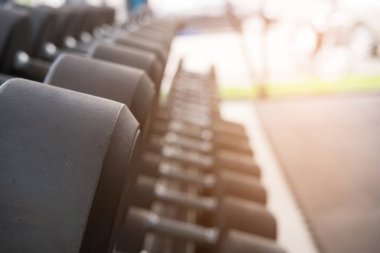 Halter salonunda satır. Siyah dumbbell spor fitness cen içinde ayarla