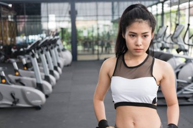 kalça fitness Center'da eller genç kadın ile ayakta. Erkek