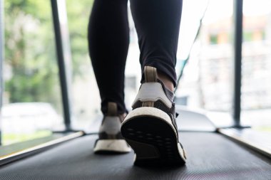genç kadın fitness merkezinde egzersiz yürütmek. kadın atlet w