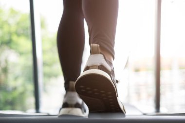 genç kadın fitness merkezinde egzersiz yürütmek. kadın atlet w