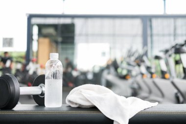 Halter, içme suyu ve spor salonu ya da sağlık kulübü beyaz havlu. 