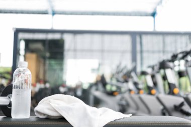 Halter, içme suyu ve spor salonu ya da sağlık kulübü beyaz havlu. 