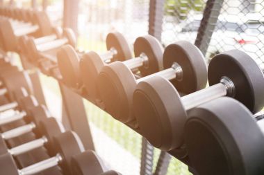 Halter salonunda satır. Siyah dumbbell spor fitness cen içinde ayarla