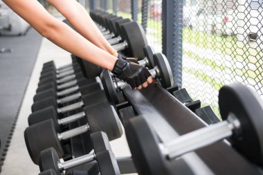 genç kadın fitness merkezinde egzersiz yürütmek. kadın atlet l