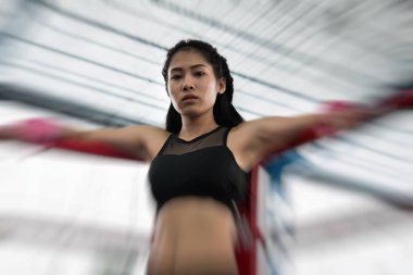 genç kadın fitness merkezinde egzersiz için hazırlayın. kadın boksör