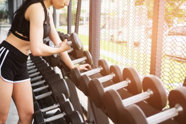 genç kadın fitness merkezinde egzersiz yürütmek. kadın atlet l